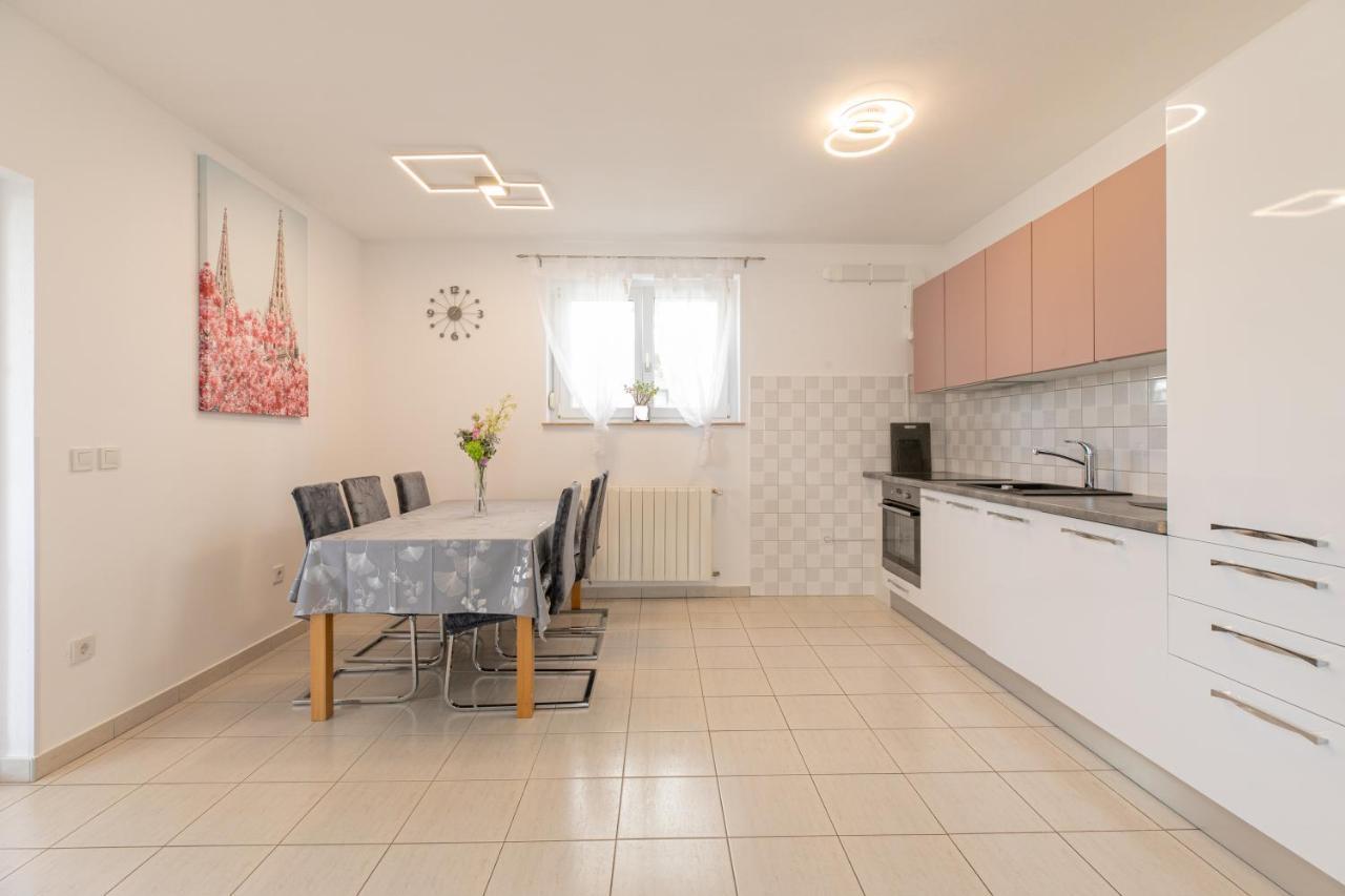 Apartments Tina Stinjan Pula Exterior photo