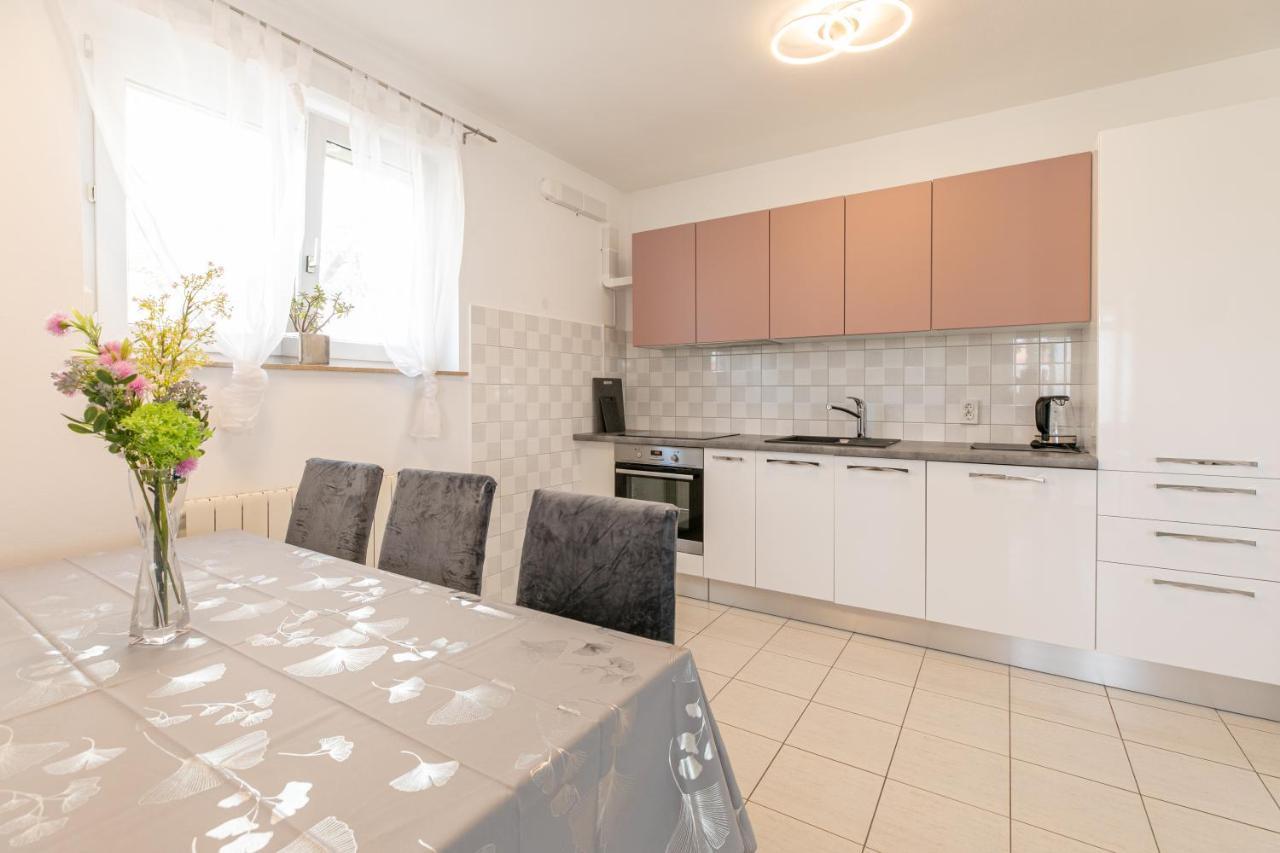 Apartments Tina Stinjan Pula Exterior photo